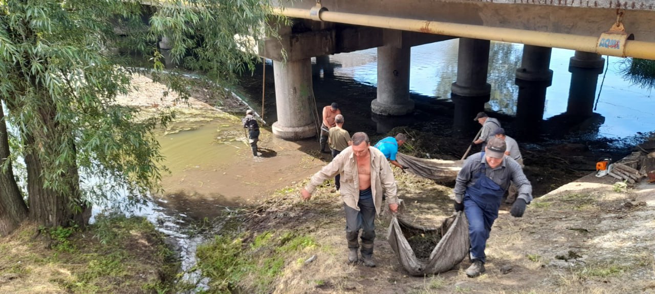 Очистили річку Харків в районі Подільського мосту комунальники